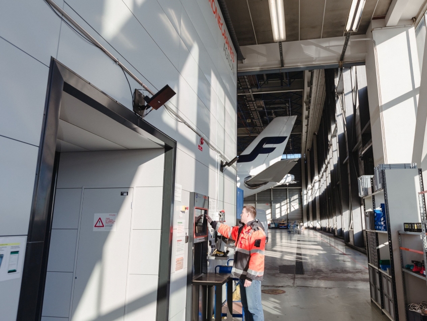 Finnair kunnossapidon työntekijä palauttaa työkalupakkauksen Agilon automaattivarastoon